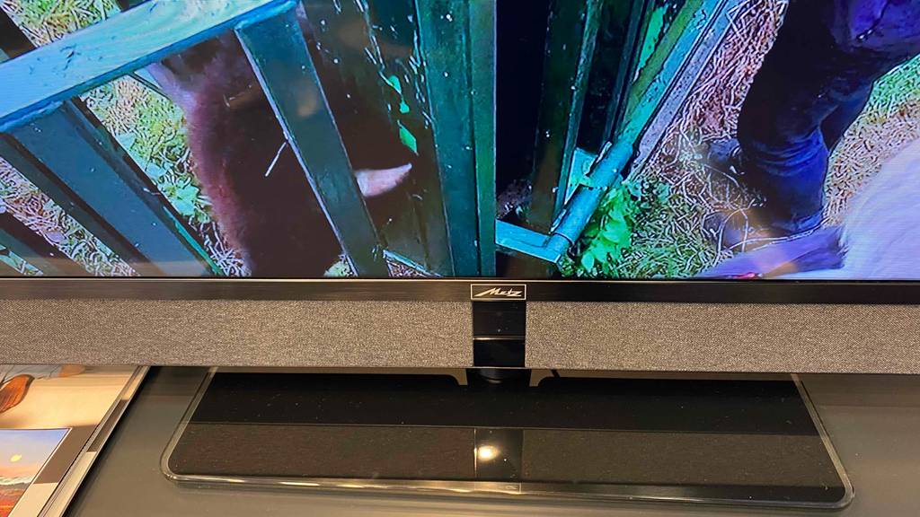 40-Zoll-Fernseher im Test: Fernseher befindet sich auf einem Tisch. 