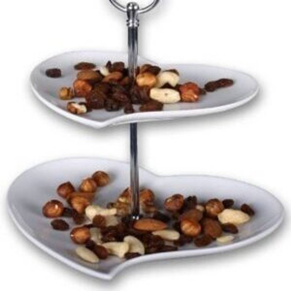 Als Geschenk getestet: Eine Etagere aus Edelstahl in Herzform mit Pralinen gefüllt vor weißem Hintergrund.