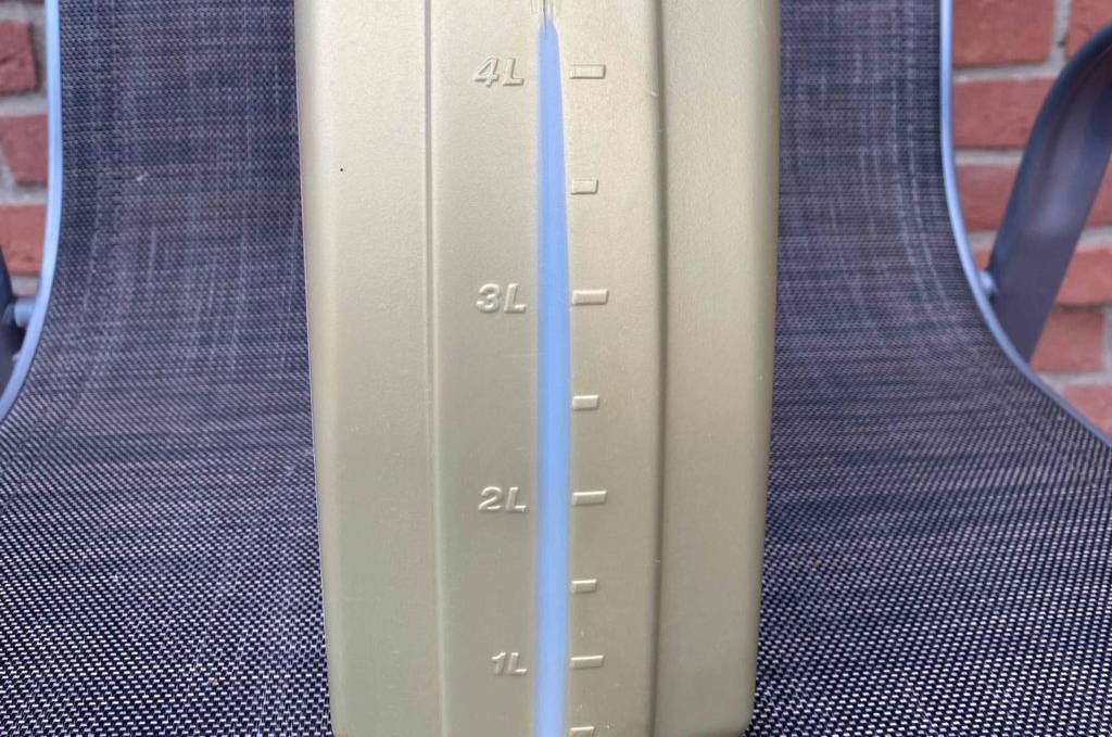 Eine getestete Flasche Motoröl von vorne inklusive Skala für Füllstand.