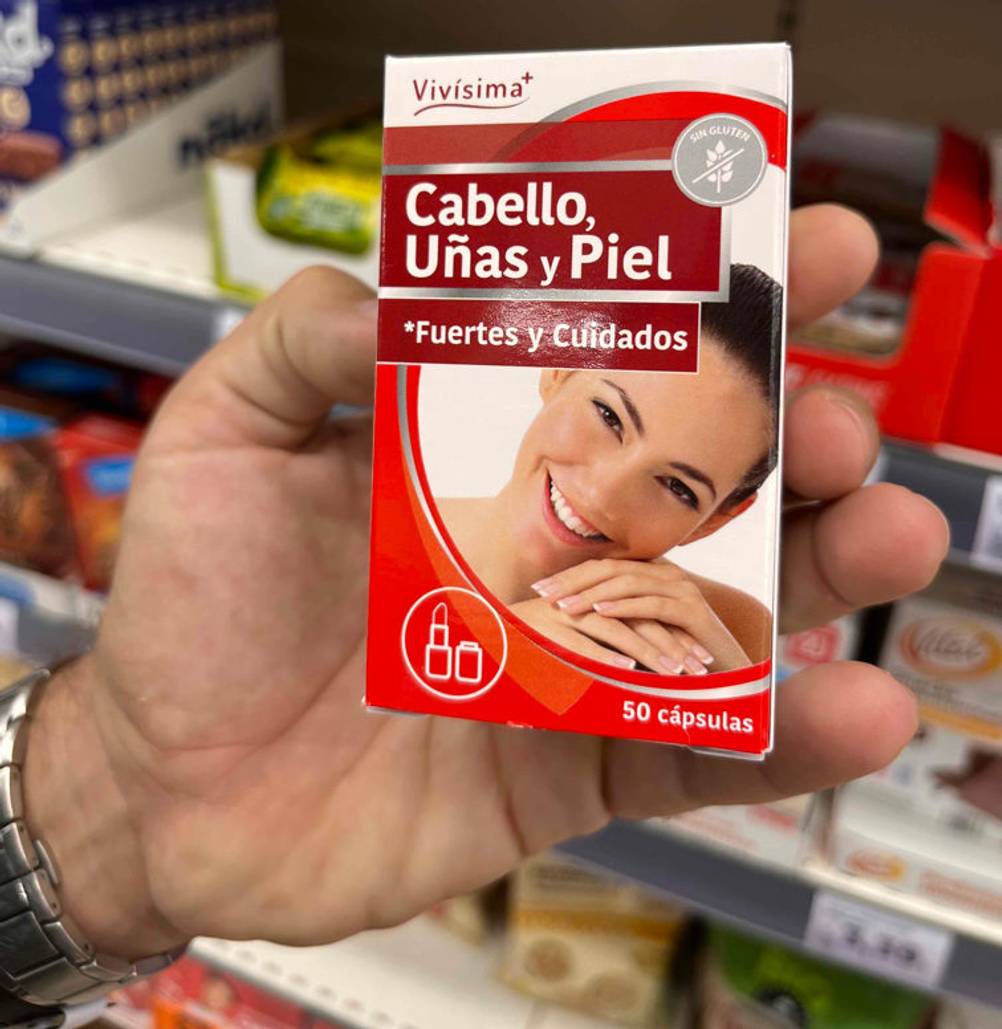 Haar-Vitamine getestet: eine Packung Haar-Vitamin wird vor einem Regal gehalten.