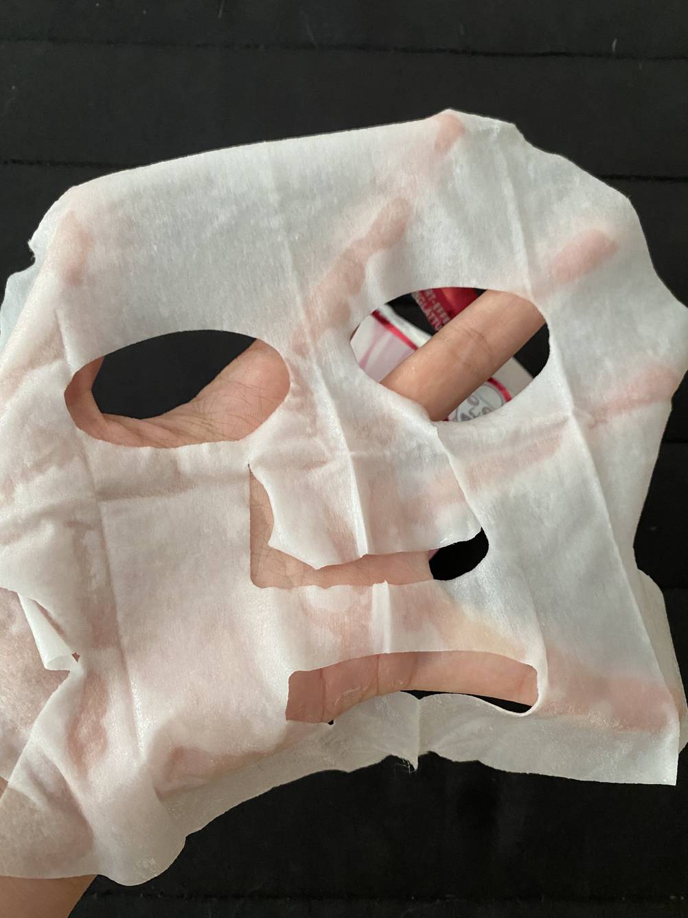 Tuchmaske ausgepackt und auseinander gefaltet.