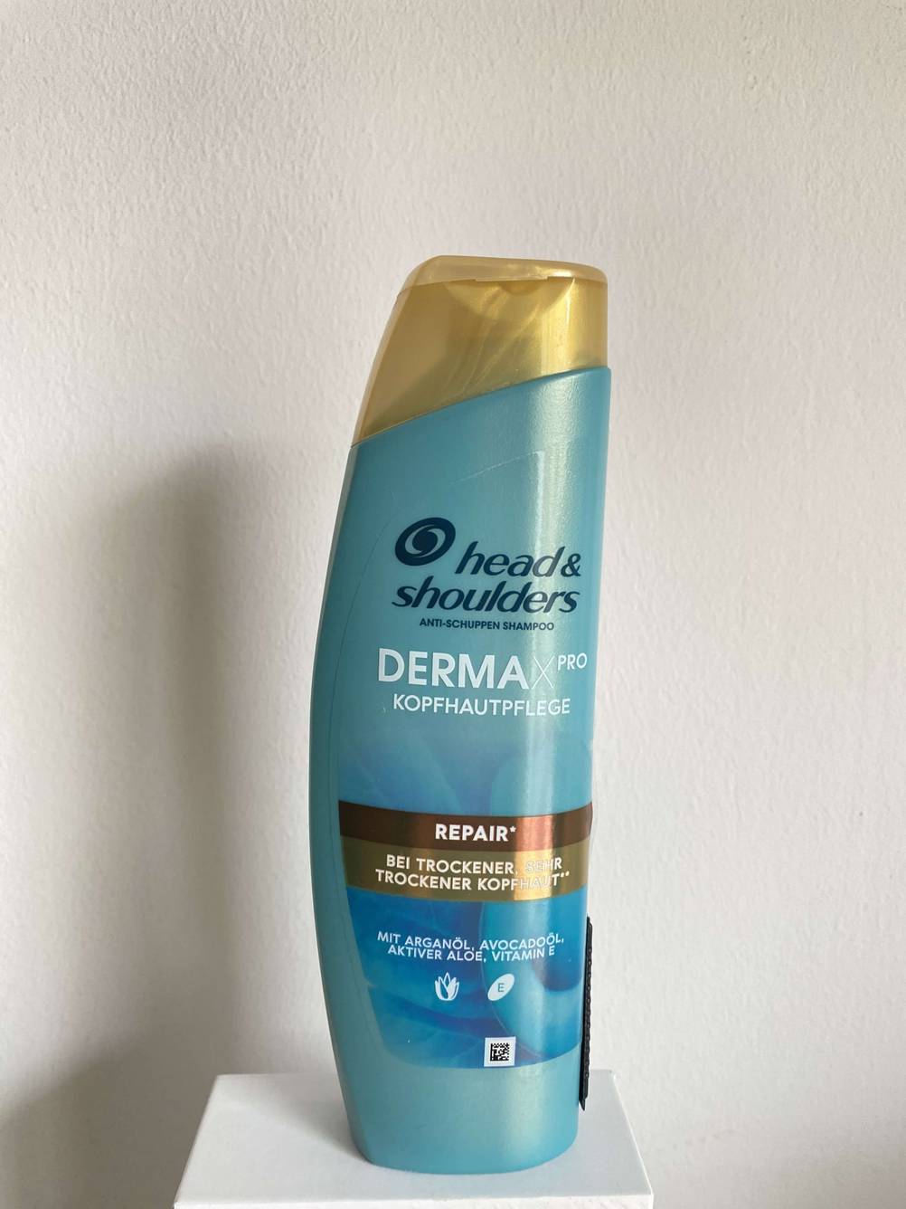 Shampoo vor weißer Wand.