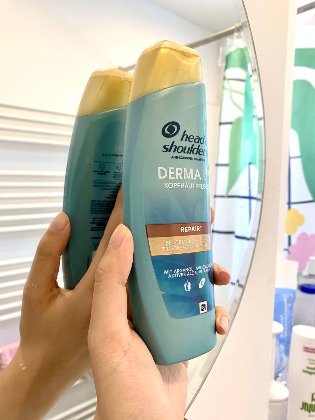 Shampoo vor Spiegel gehalten.