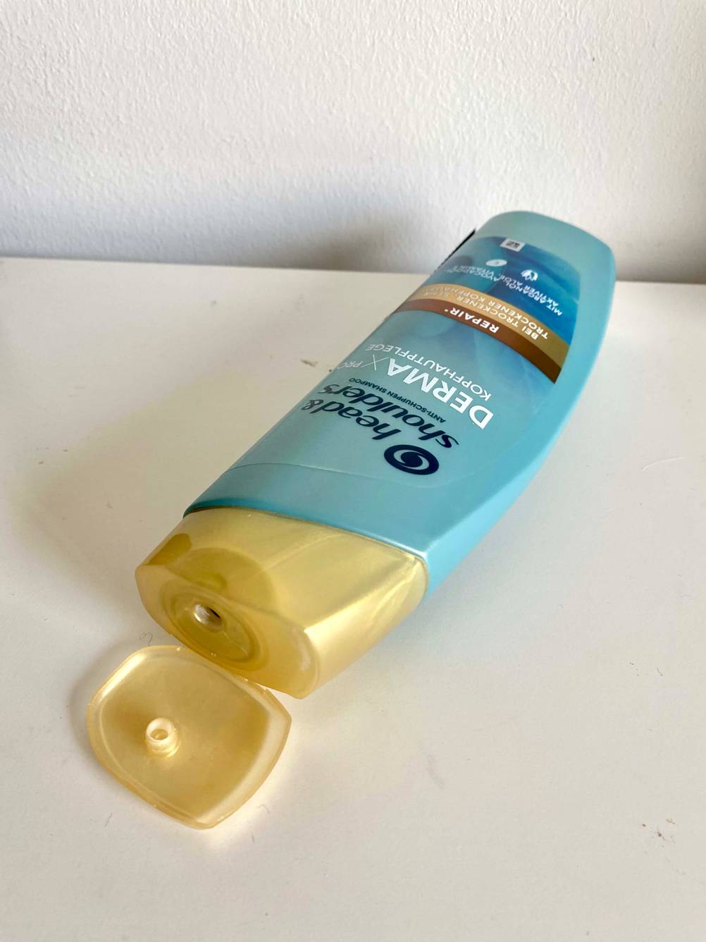 Shampoo liegend mit offenem Verschluss.