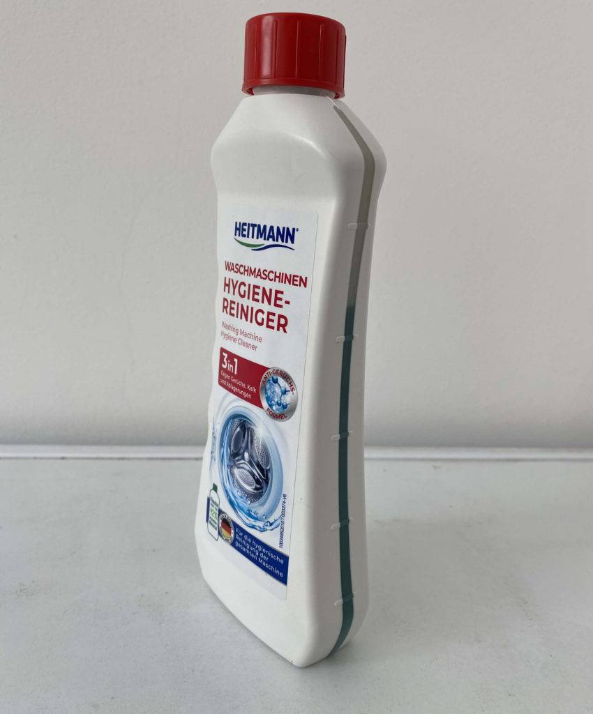 Waschmaschinenreiniger im Test: eine angebrochene Flasche Waschmaschinenreiniger von der Seite ersichtlich.