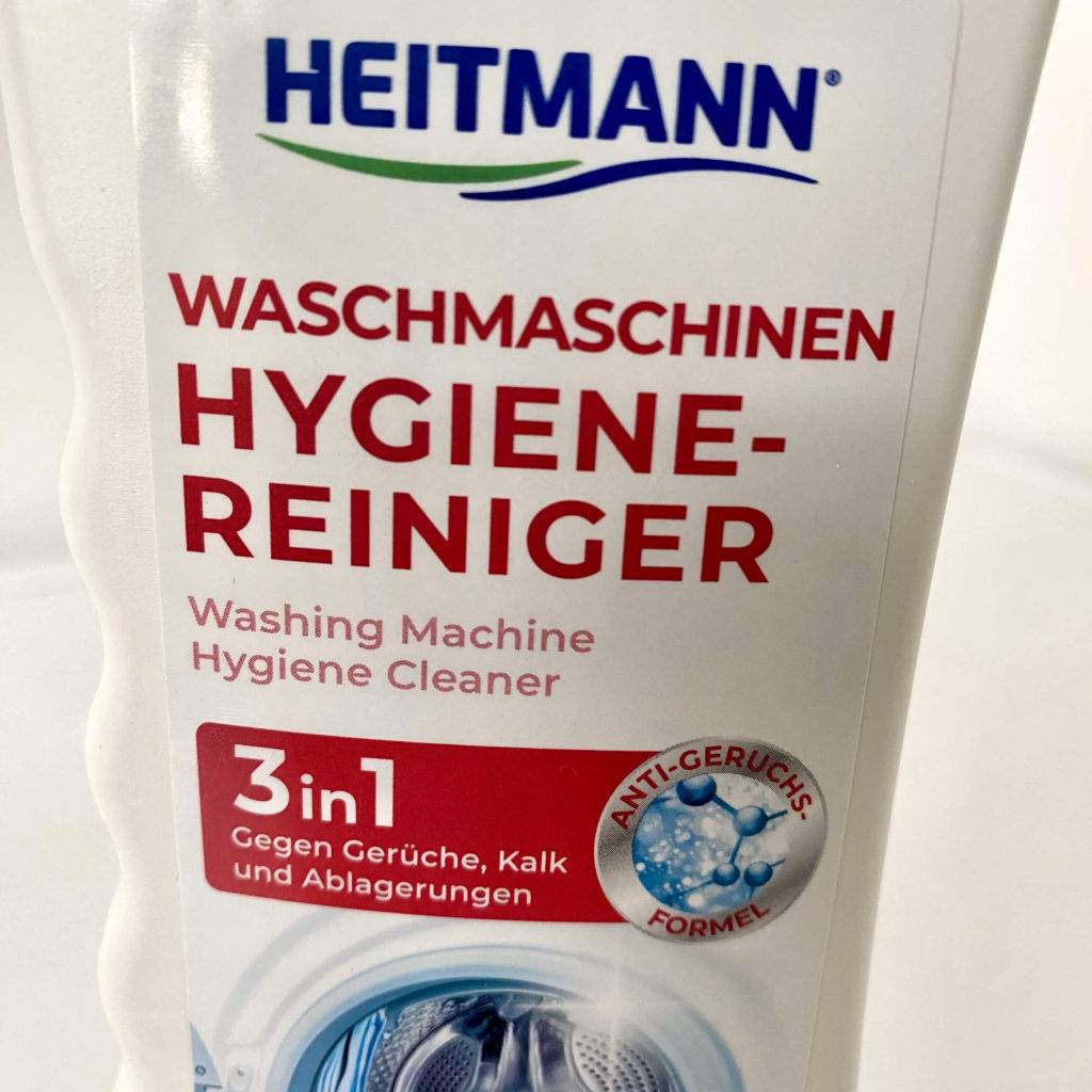 Nahaufnahme der Flasche eines getesteten Waschmaschinenreinigers mit 3-in-1-Wirkung.