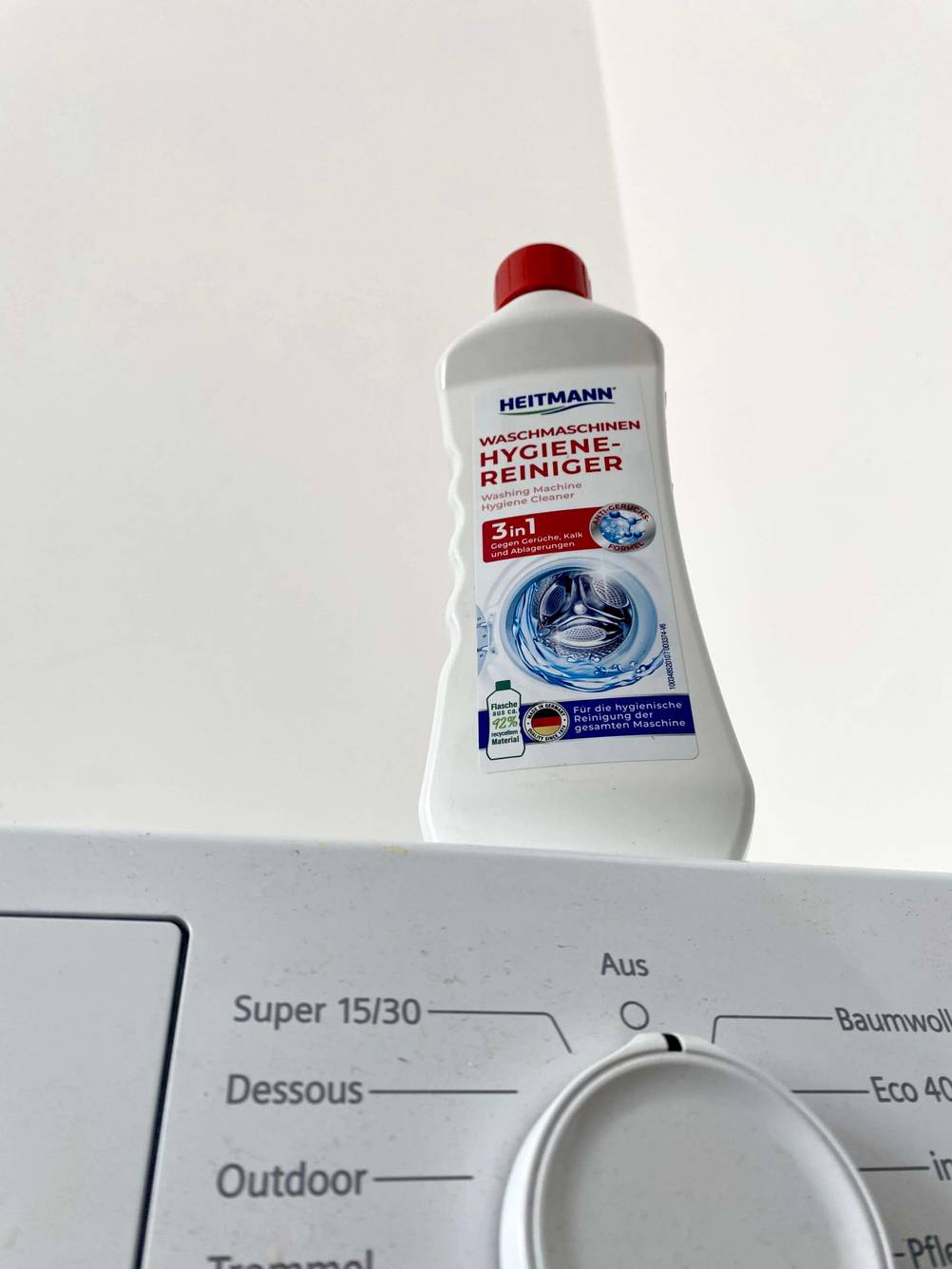 Waschmaschinenreiniger steht auf einer Waschmaschine