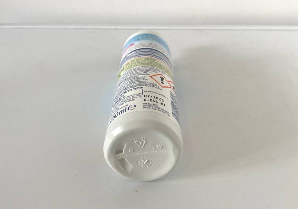 Desinfektionsspray im Test: eine liegende Flasche Desinfektionsspray mit Blick auf den Flaschenboden.
