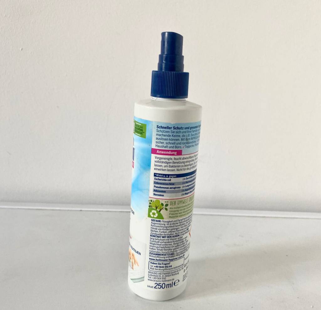 Desinfektionsspray-Test: eine stehende Flasche Desinfektionsspray mit Anwendungshinweisen ersichtlich.