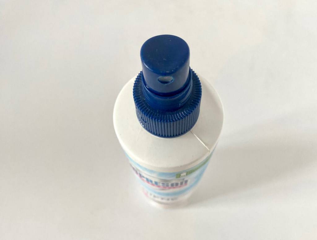 Desinfektionsspray getestet: ein Desinfektionsspray von oben ersichtlich, mit blauem Sprühkopf.