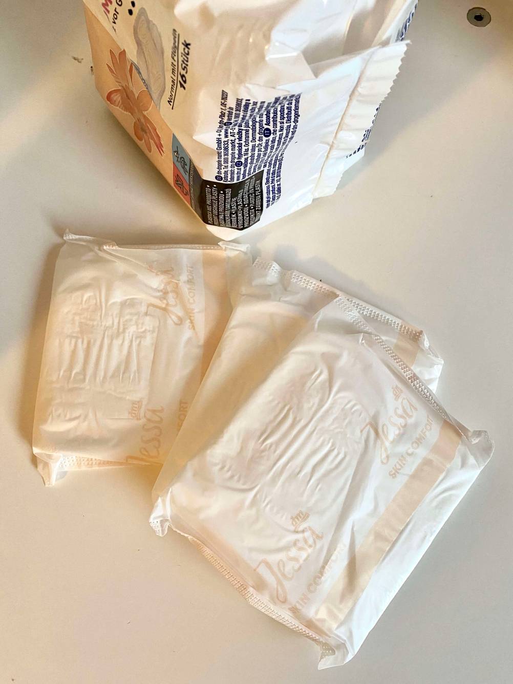 Damenbinden ausgepackt - noch in Folie.