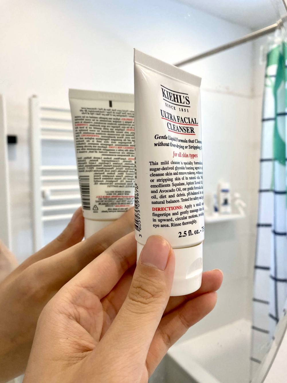 Reinigungsgel vor einem Spiegel.