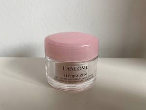 Creme in einem Tiegel.