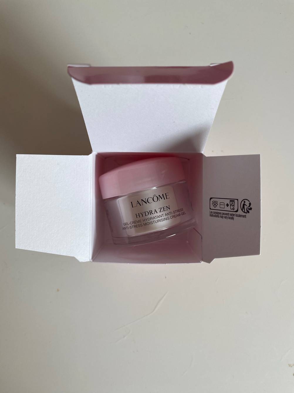 Creme in Verpackung zu sehen.