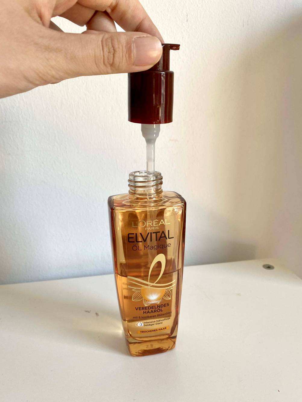 Haaröl aufrecht stehend - Verschluss geöffnet.