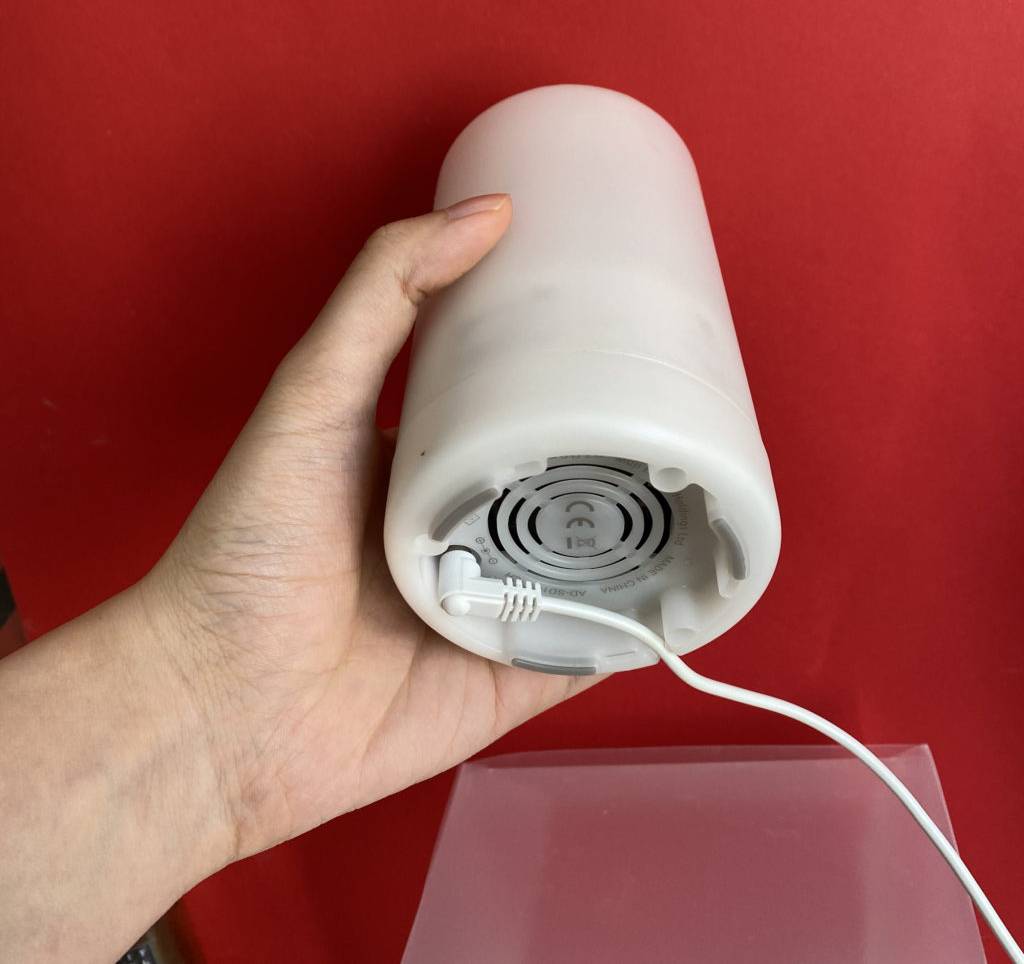 Diffuser-Test: ein weißer Diffuser mit angeschlossenem Netzkabel wird in der Hand gehalten.