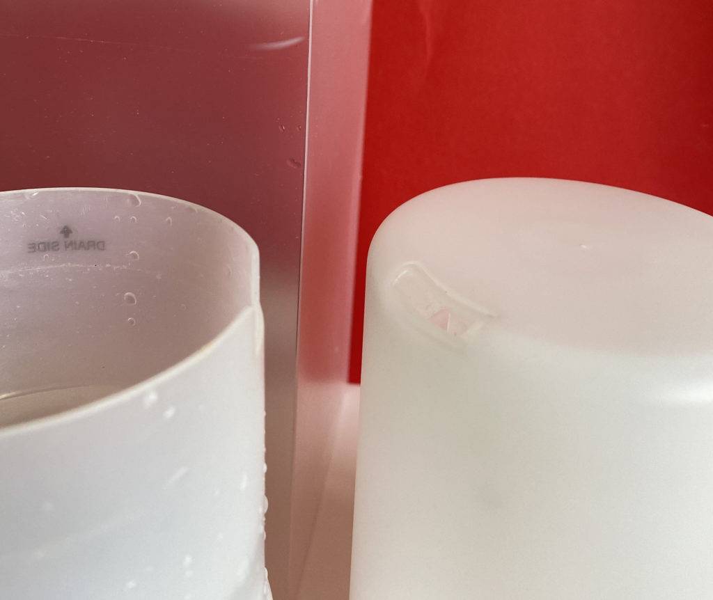 Diffuser im Test: ein auseinander gebauter Diffuser vor rotem Hintergrund ersichtlich.