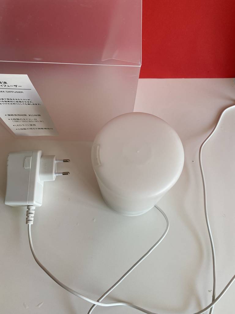 Diffusor mit Zubehör auf einem Tisch.