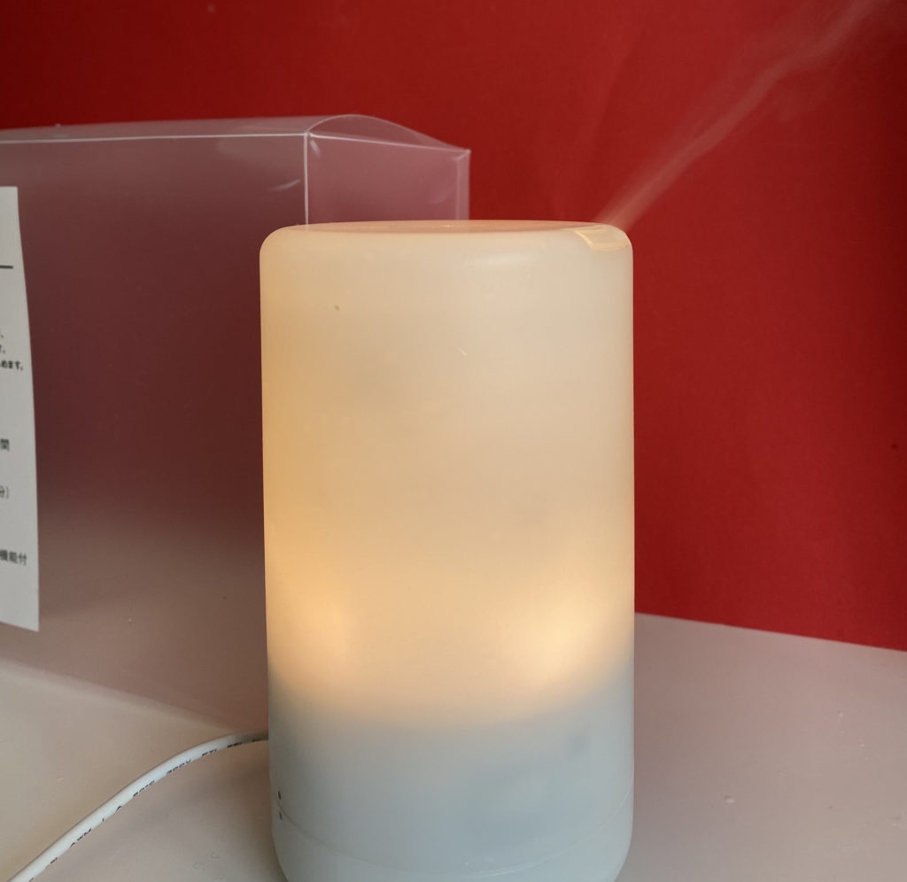 Diffusor mit Beleuchtung auf einem Tisch.