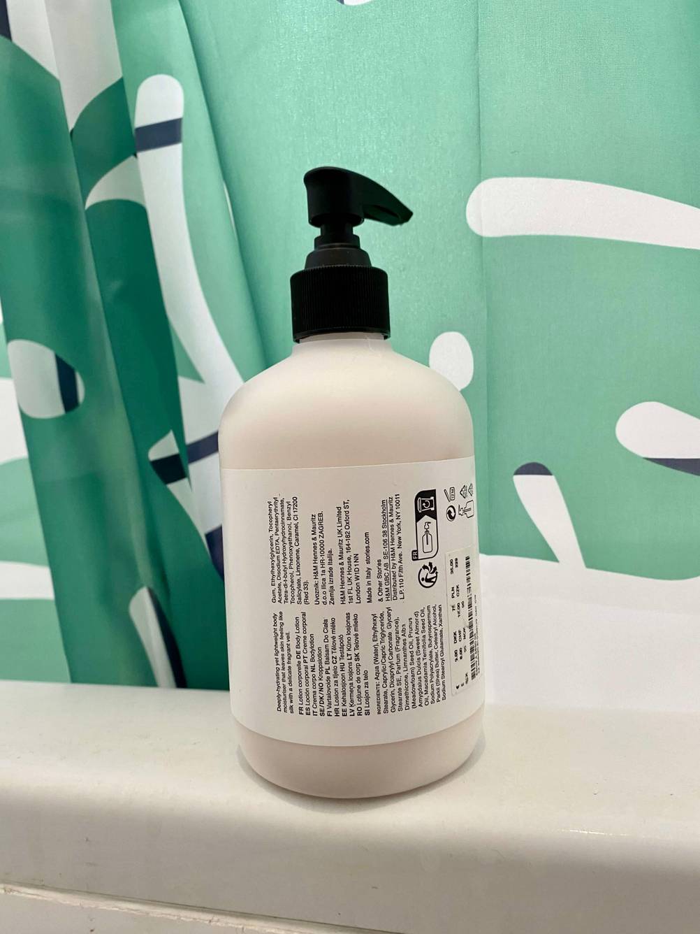 Bodylotion aufrecht auf Badewannenrand- Rückseite der Verpackung.