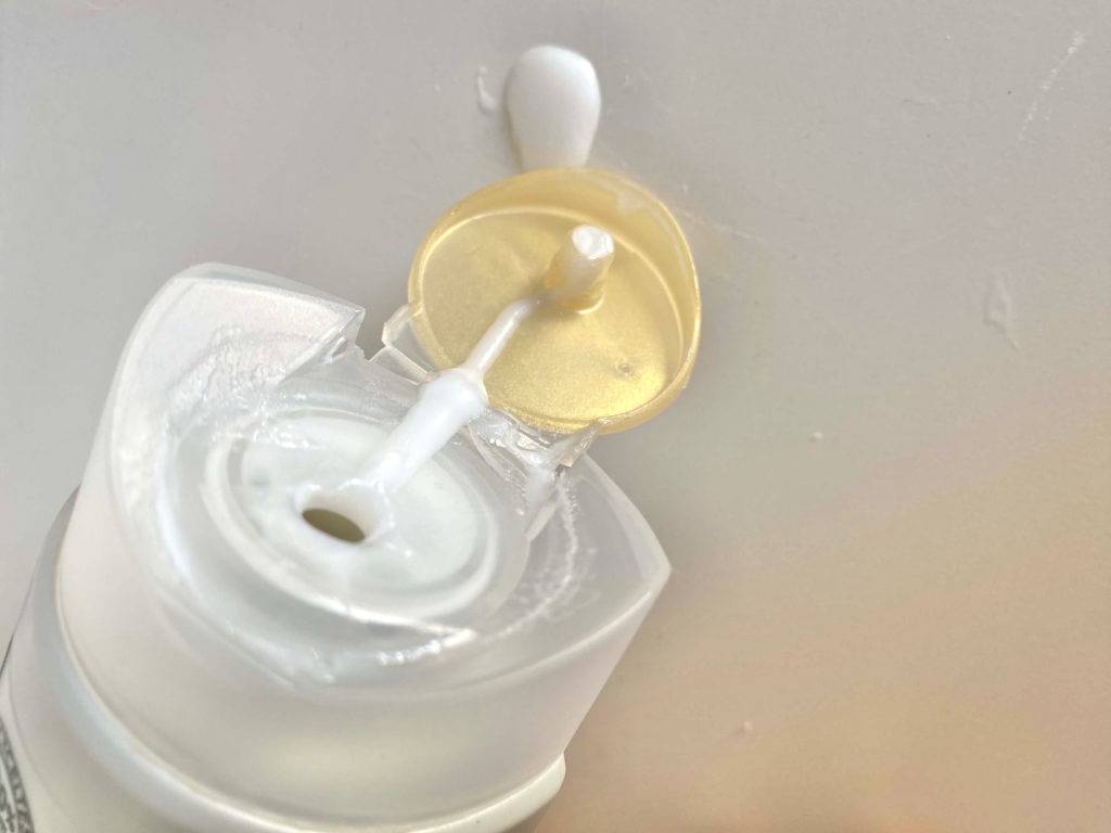 Volumen-Shampoo-Test: Verschluss eines Volumen-Shampoos im geöffnetem Zustand, mit einem Klecks Shampoo darauf.