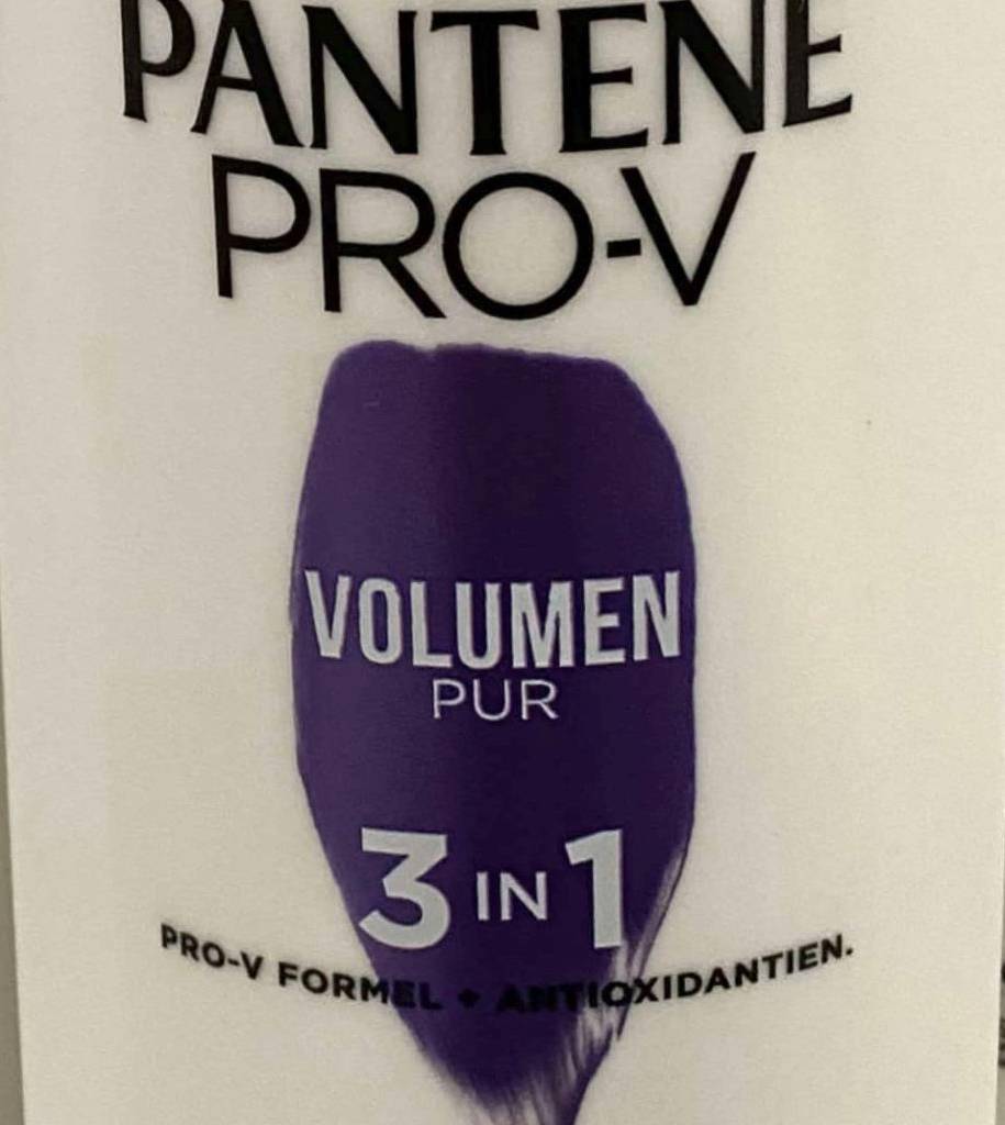 Nahaufnahme der Flasche eines getesteten Volumen-Shampoos mit Aufschrift 