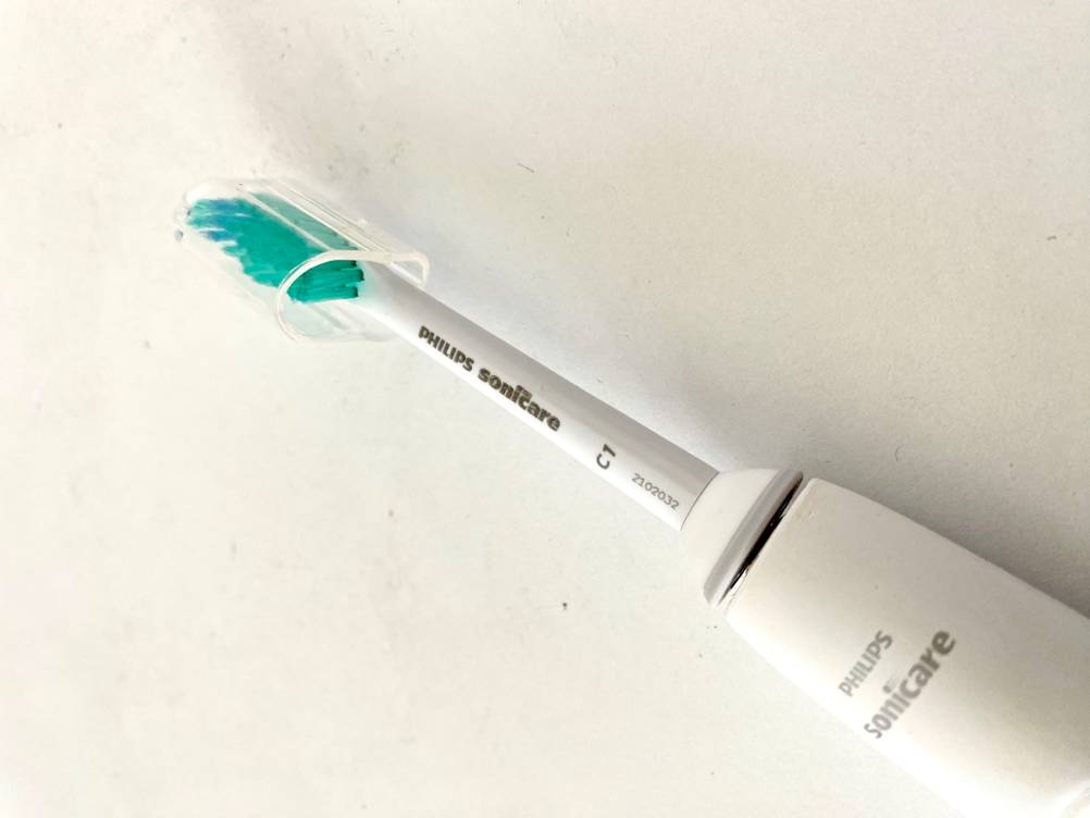Man sieht eine getestete Philips Sonicare.