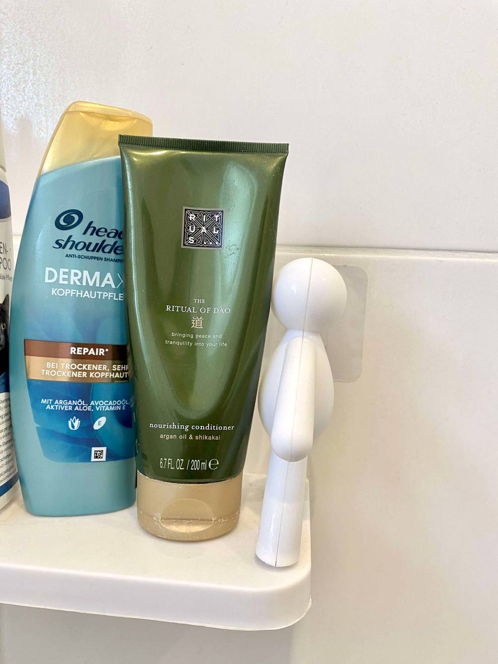 Zwei Conditioner in Duschregal.