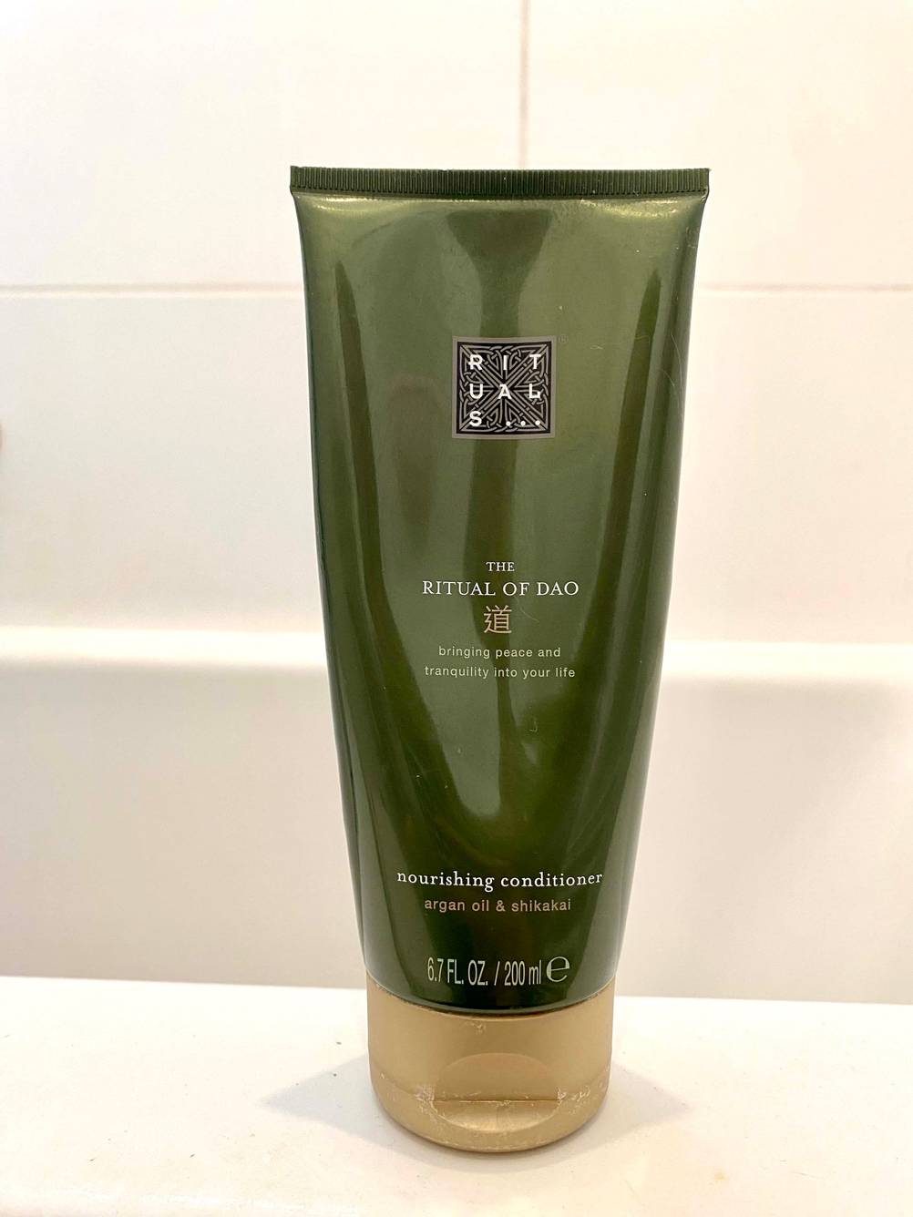 Conditioner auf Badewannenrand.