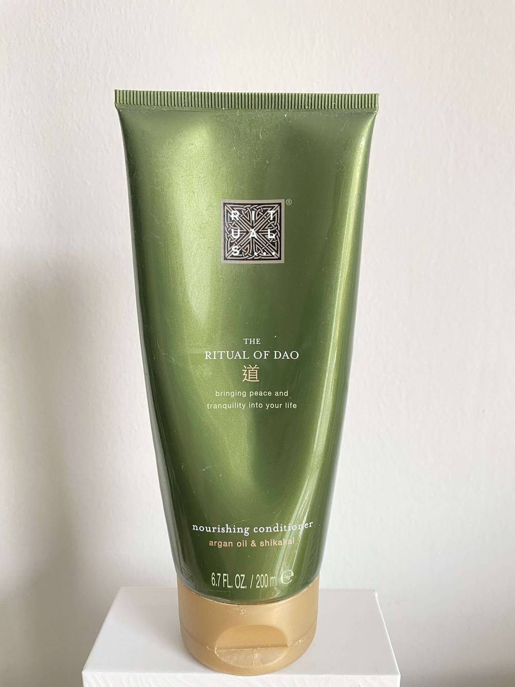 Riutals Conditioner aufrecht hingestellt.