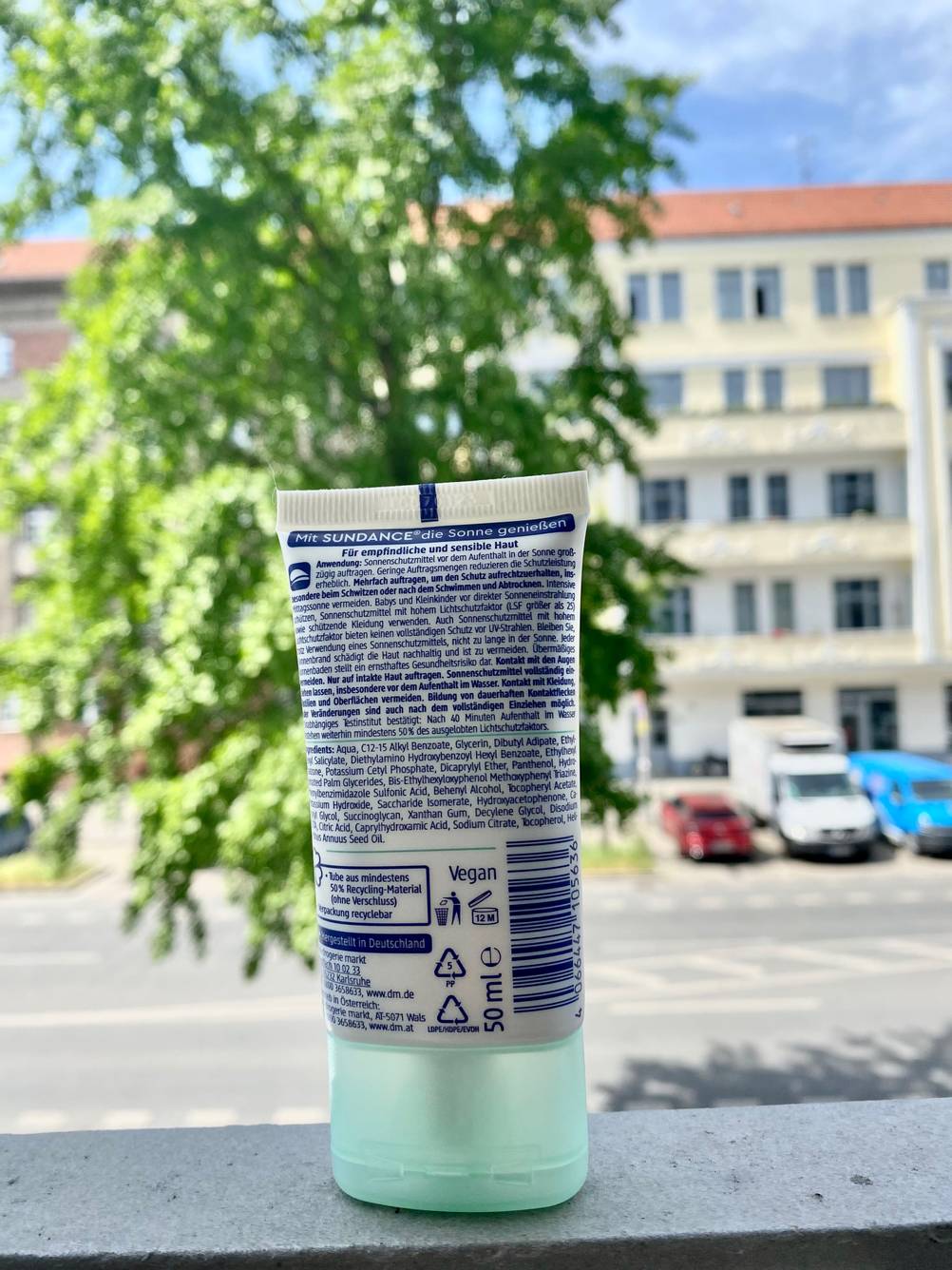Sonnencreme im Freien stehend.