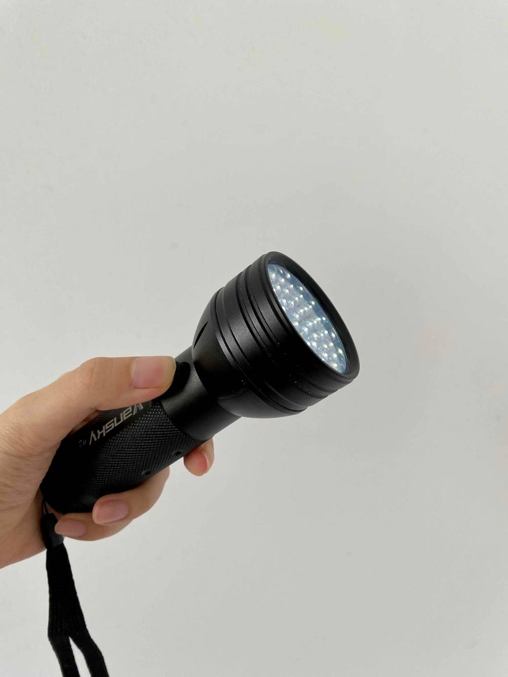 an der Taschenlampe wird auf den An-Knopf gedrückt.