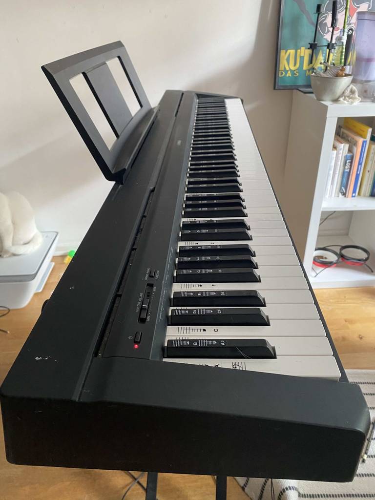Yamaha-Keyboard getestet: Seitenansicht eines Yamaha-Keyboards mit einem Botenständer darauf.