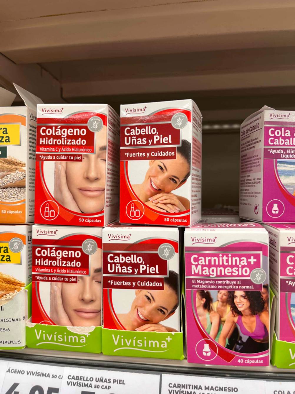 Haar-Vitamine im Test: mehrere Packungen Haar-Vitamine stehend in einem Regal.