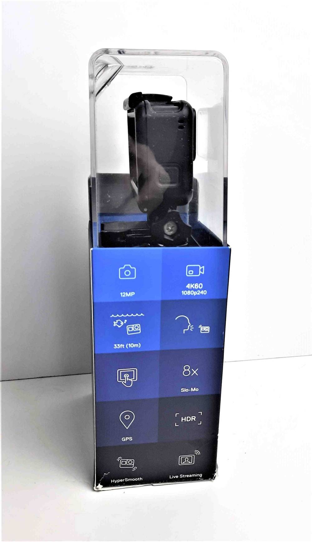 Ein verpackter 4k-Camcorder im Test von der Seite mit Infografiken.
