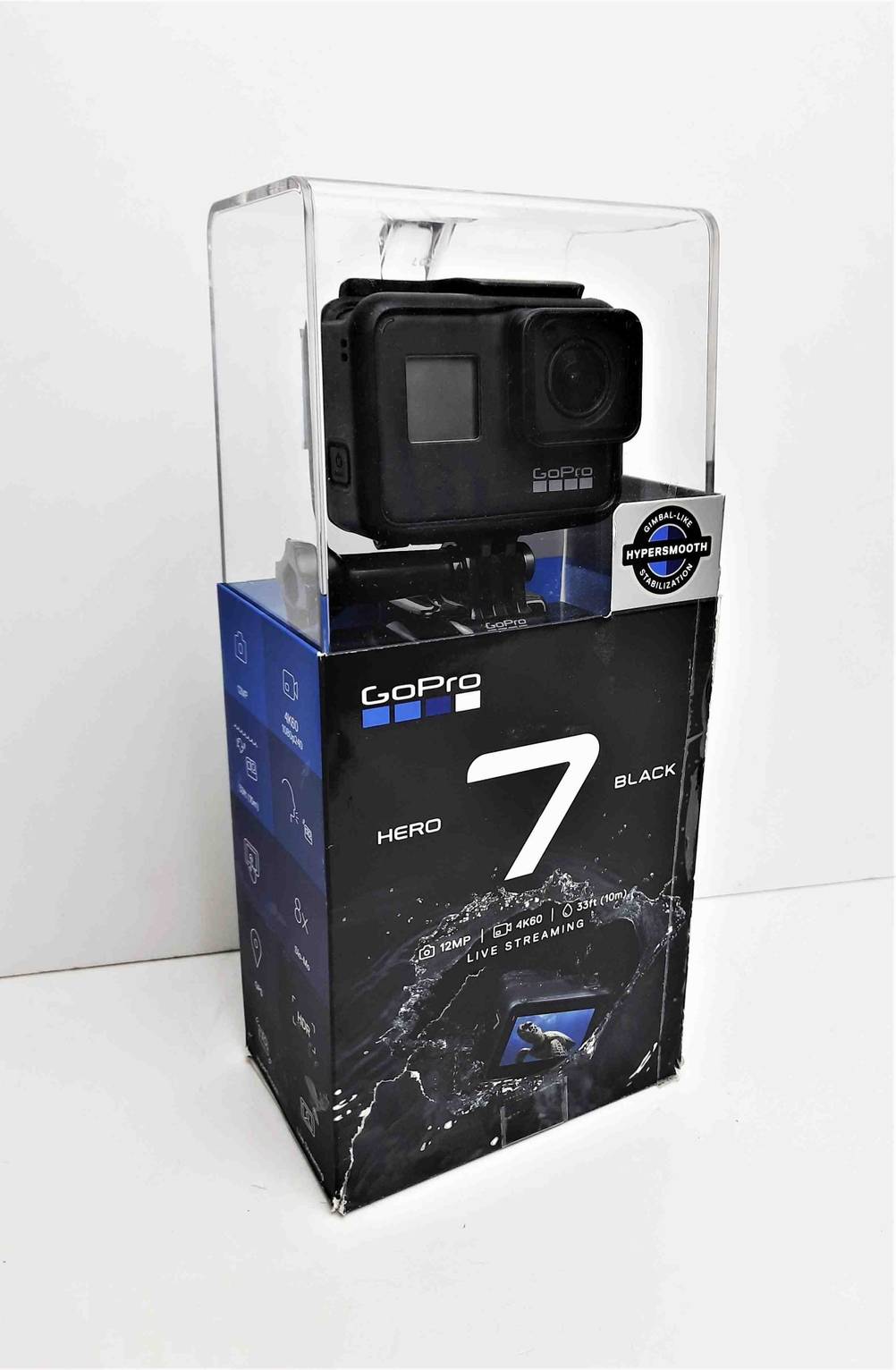 Im Test: Ein 4k-Camcorder in seiner Originalverpackung auf einer hellen Fläche.