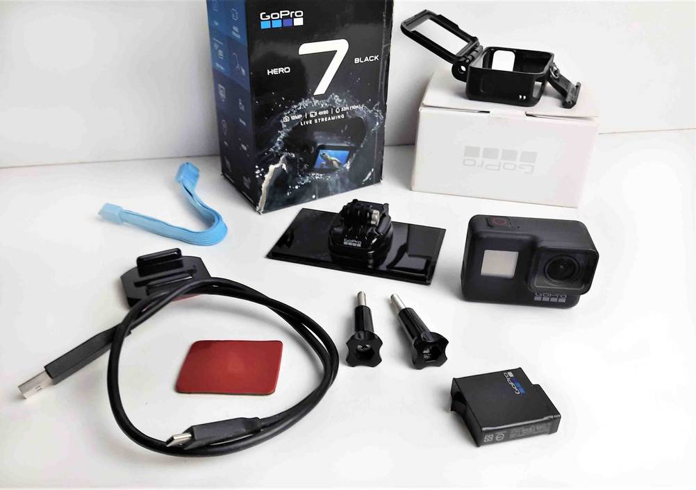 4k-Camcorder-Test: Ein 4k-Camcorder und sein Zubehör auf einer hellen Fläche angeordnet.