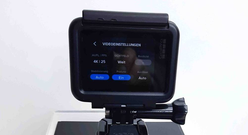4k-Camcorder getestet: Nahaufnahme des Displays auf der Rückseite mit Informationen.
