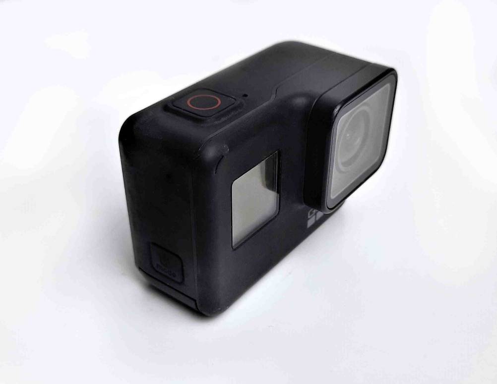Ein getesteter 4k-Camcorder von schräg seitlich auf einer hellen Fläche.