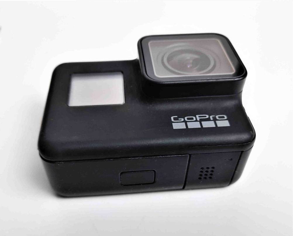 Ein getesteter 4k-Camcorder von schräg unten auf einer hellen Fläche liegend.