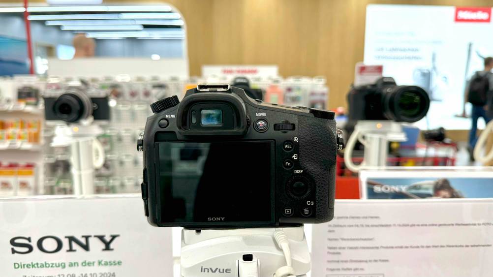 Rückseite einer getesteten 4k-Kamera auf einem Ständer in einer Verkaufsfläche.
