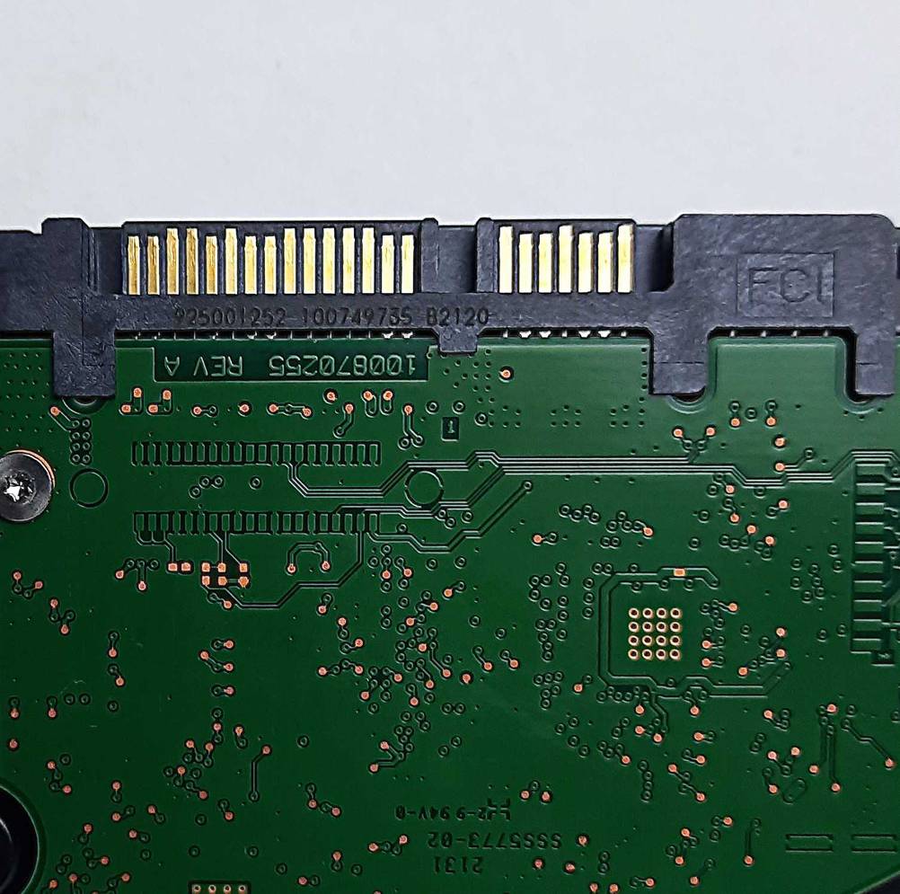 4TB-HDD im Test: Nahaufnahme der Kontakte an der Festplatte.