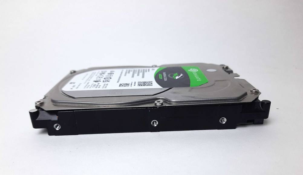Seitenansicht der 4TB-HDD im Test.