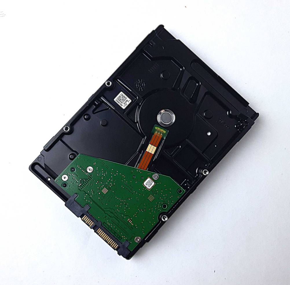 Die Rückseite der getesteten 4TB-HDD.
