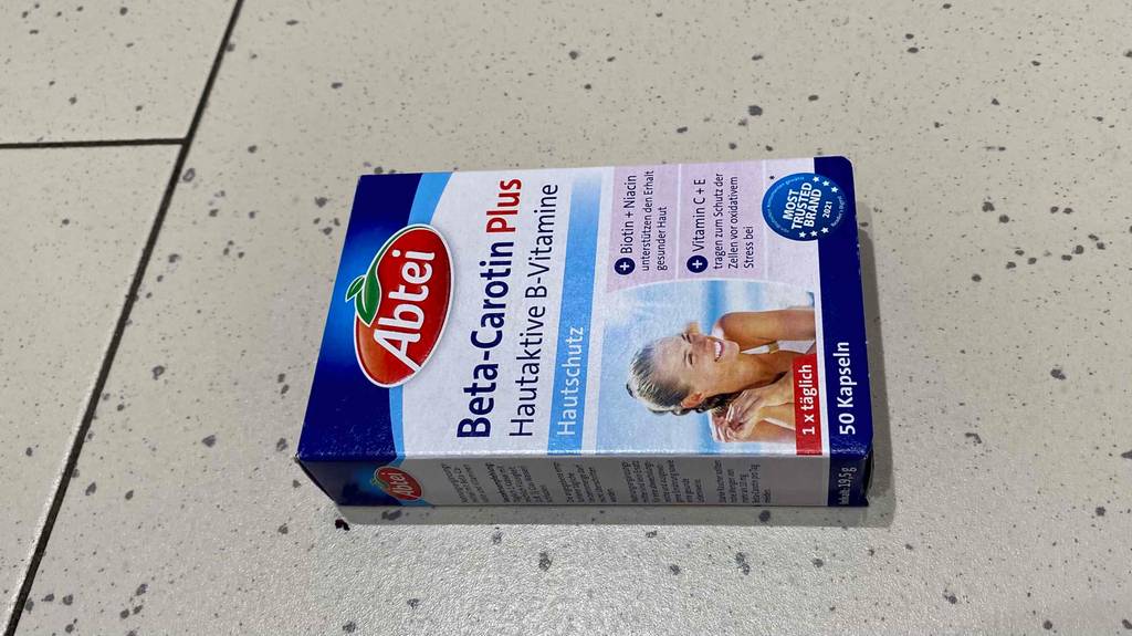 Beta-Carotin getestet: eine Packung Beta-Carotin Plus mit 50 Kapseln liegt auf einem Fliesenboden.
