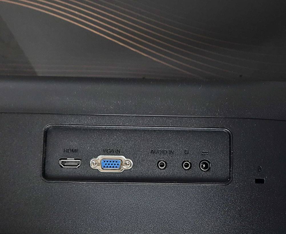 Die verschiedenen Anschlüsse des getesteten Acer-Monitor mit 27 Zoll in Nahaufnahme.