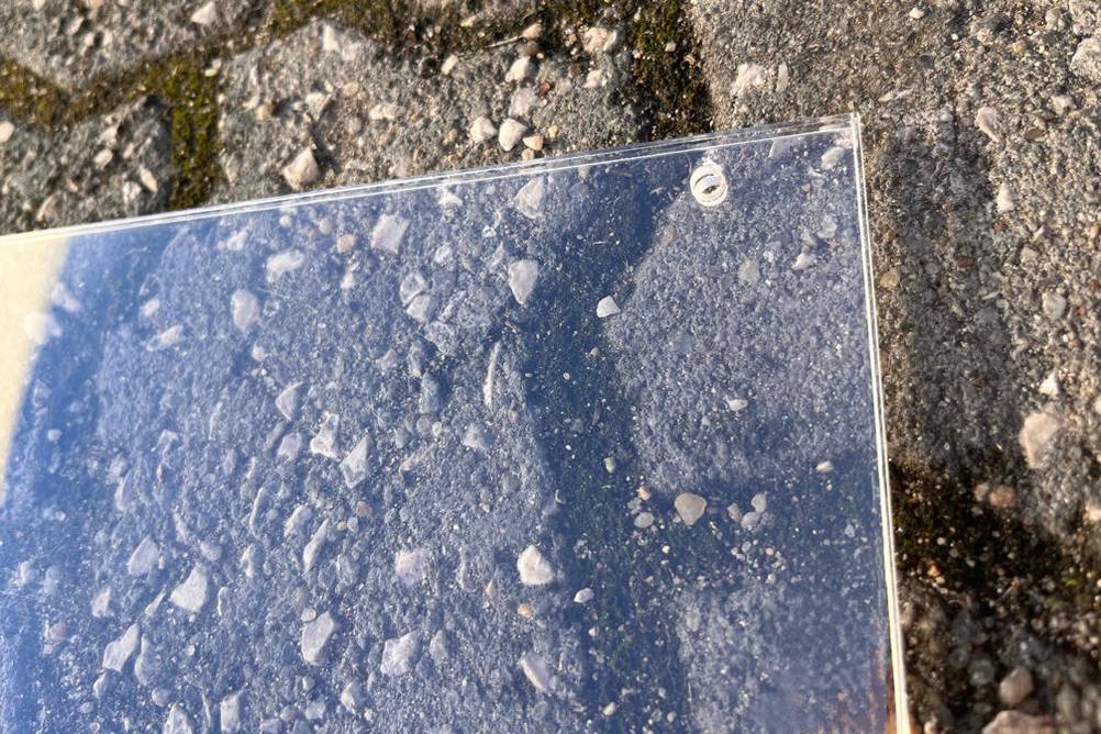 Getestete Acrylglasscheibe liegt auf einem Steinboden