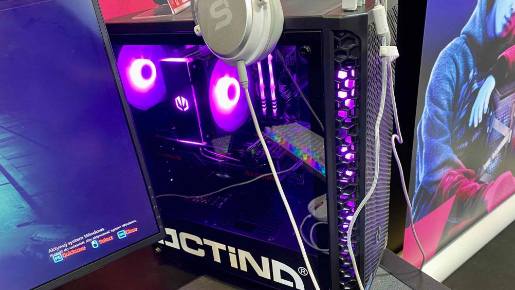 Gaming-PC im Test: Innenansicht eines lila beleuchteten Computer von der Seite