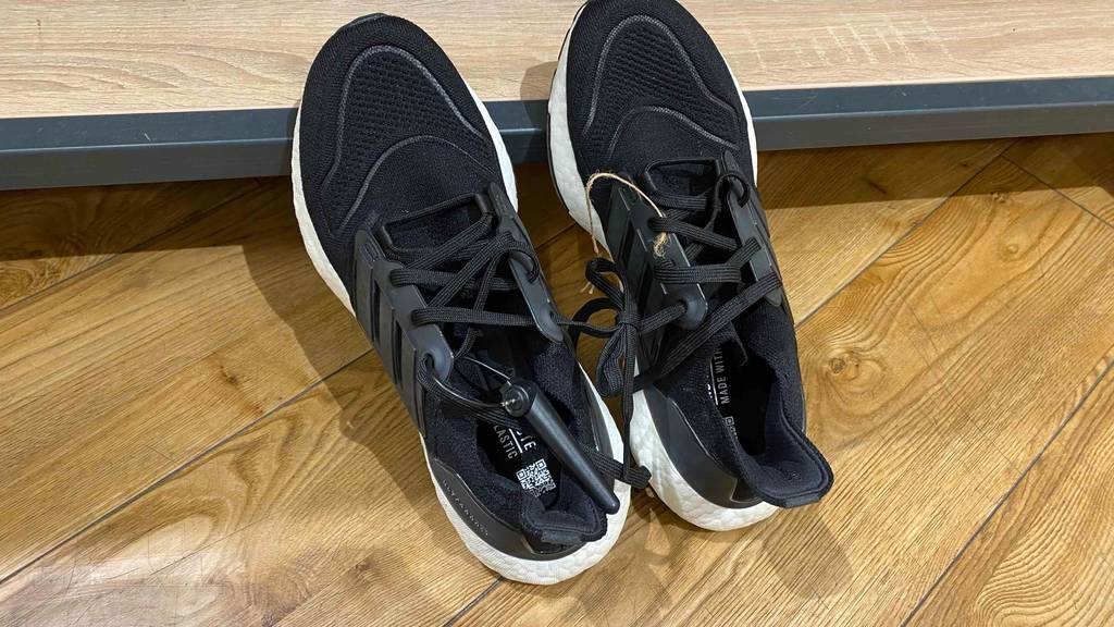 Adidas-Ultra-Boost im Test: ein Paar Schuhe in Schwarz aufrecht angelehnt.