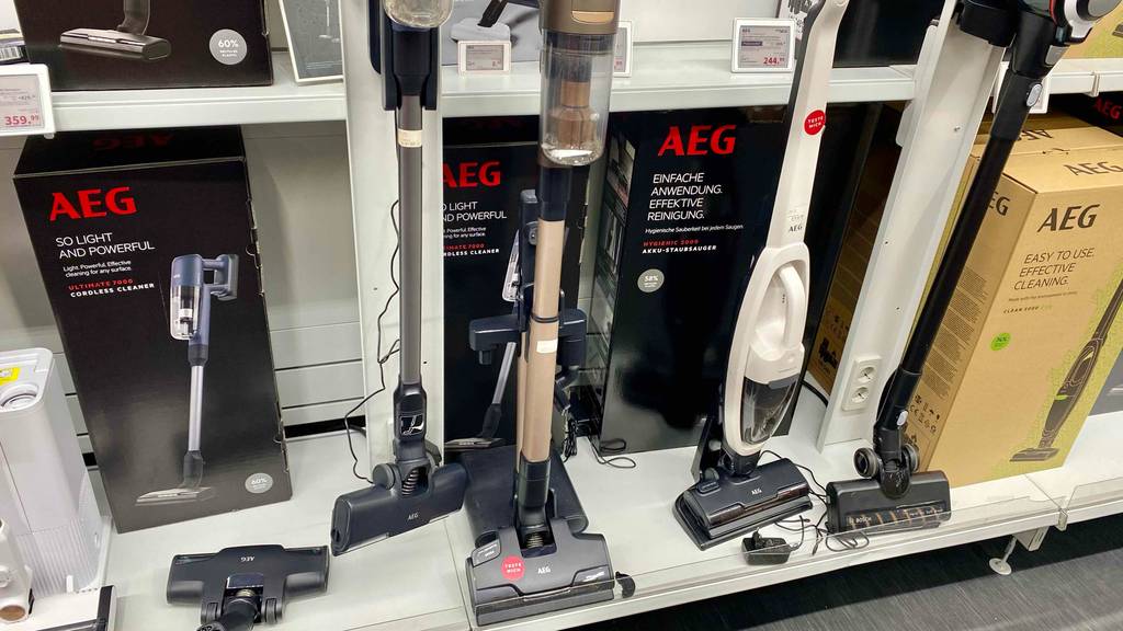 AEG-Akku-Staubsauger im Test: mehrere AEG-Akku-Staubsauger stehen nebeneinander in einem Geschäft.